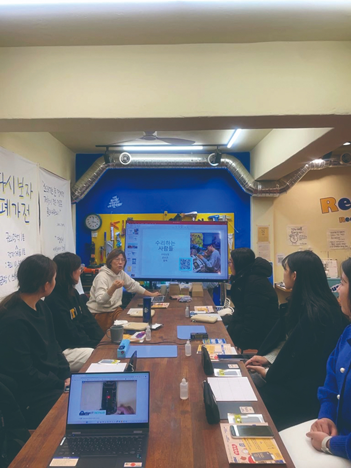 박성연 대표가 스마트폰 배터리 교체 워크숍을 진행하고 있다. 사진 수리상점 곰손