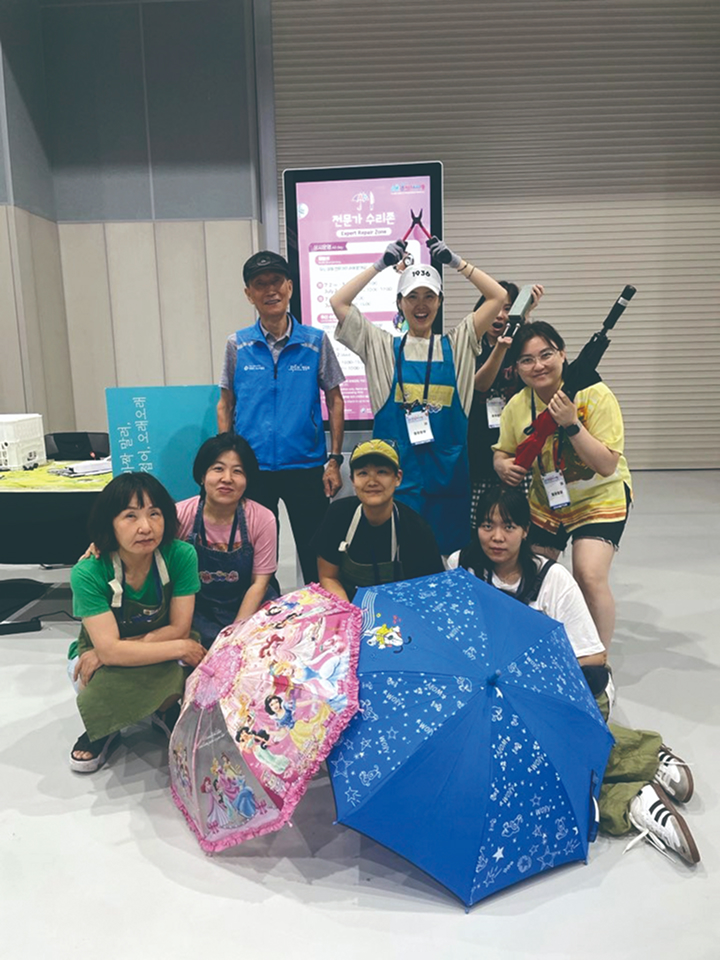 곰손의 우산 수리팀 '호우호우'. 뒷줄 맨 왼쪽의 곽성규 님은 호우호우에 우산 수리 방법을 알려준 우산 수리 베테랑이다. 사진 수리상점 곰손