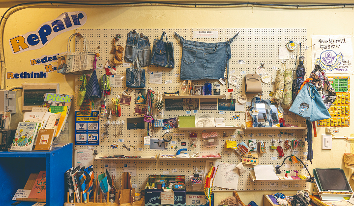 못 쓰는 우산. 다 쓴 비닐봉투와 낡은 청바지도 수리상점 곰손에선 새로운 상품으로 다시 태어난다. 사진 C영상미디어