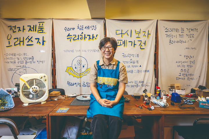 곰손을 공동 운영하는 여섯 명의 곰손지기 중 한 명인 박성연 대표가 상점 내 작업 테이블에 앉아 있다. 사진 C영상미디어