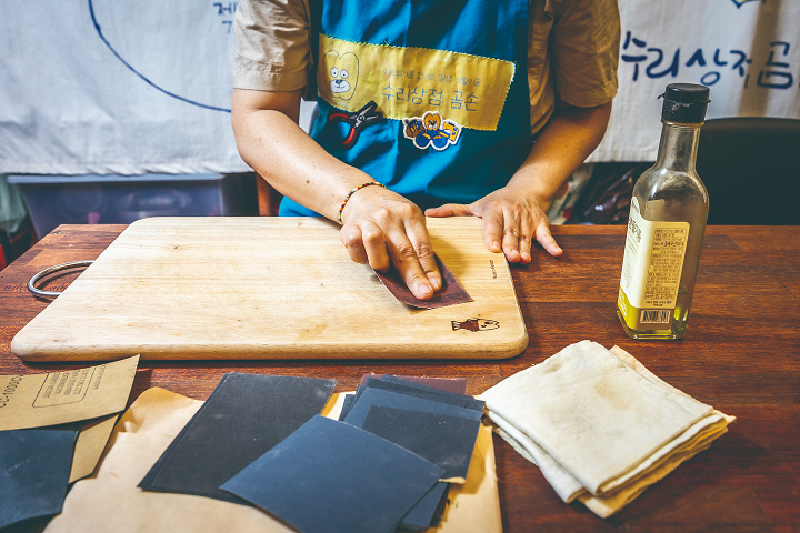 수리상점 곰손 이용자는 다양하게 비치된 공구들을 활용해 물건을 수리할 수 있다. 박성연 대표가 망가진 도마를 수리하고 있다. 사진 C영상미디어