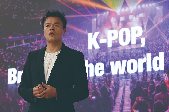 박진영 대중문화교류위원회 위원장 내정자가 8월 26일 경주에서 열린 '2025 APEC 문화산업 고위급 대화' 리셉션에서 '세계를 잇는 K-팝'을 주제로 발표하고 있다. 사진 문화체육관광부