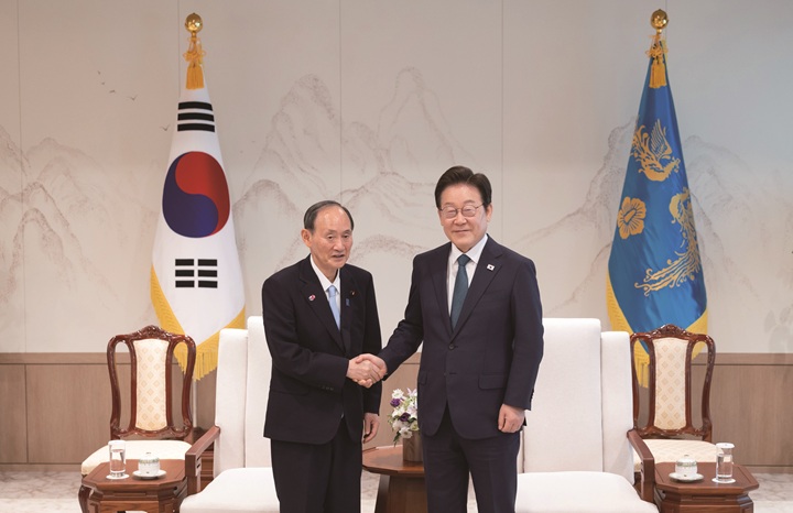 이재명 대통령이 7월 30일 용산 대통령실에서 일한의원연맹 회장인 스가 요시히데 전 일본 총리를 접견하며 기념촬영을 하고 있다. 사진 대통령실
