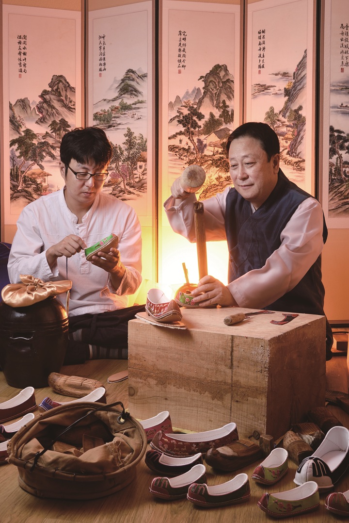 화혜장 보유자 황해봉 선생과 그 아들 황덕성 이수자
