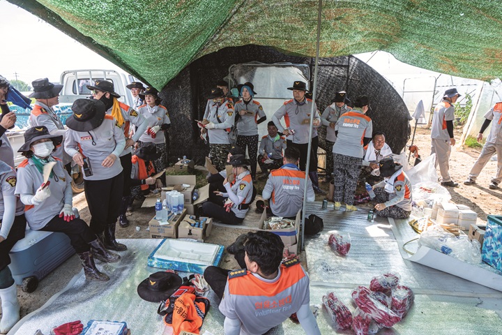 복구 작업 틈틈이 의용소방대원들은 그늘막에서 휴식을 취했지만 일부 온열질환 증세를 보이는 대원이 나타날 정도로 이날 더위는 혹독했다. 사진C영상미디어