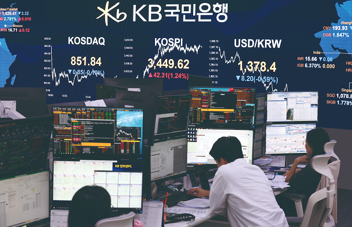 정부가 주식 양도소득세 대주주 기준 현행 유지 방침을 밝힌 다음날인 9월 16일 코스피가 사상최고치를 경신했다. 사진 뉴시스