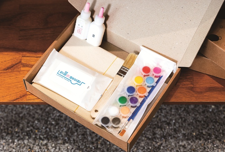 페이퍼캔버스로 작품을 만들 수 있는 DIY 키트. 사진 C영상미디어