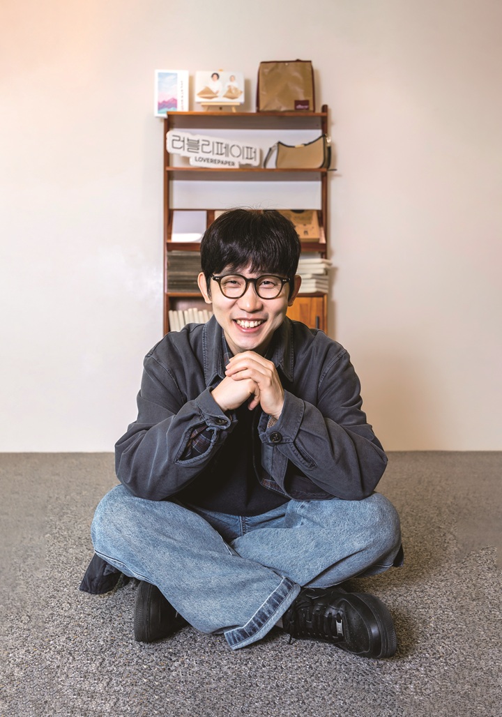 어르신들이 줍는 폐지를 시세보다 비싸게 매입하고 이 폐지로 업사이클 제품을 만들기 위해 어르신들을 고용하고 있는 러블리페이퍼 기우진 대표 사진 C영상미디어