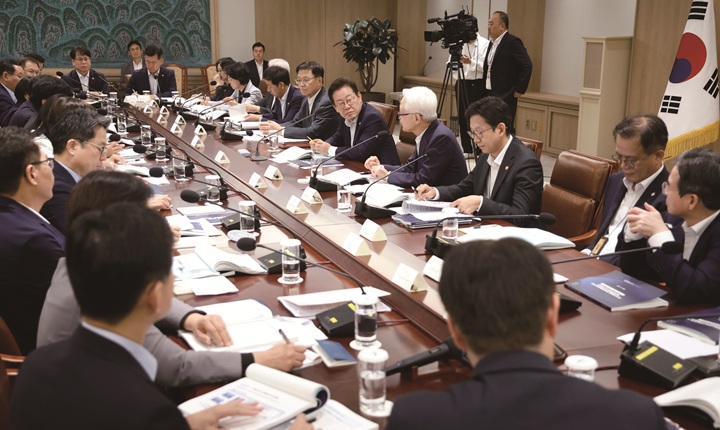 이재명 대통령이 8월 22일 용산 대통령실에서 국가과학기술자문회의 전원회의를 하고 있다. 사진 뉴시스