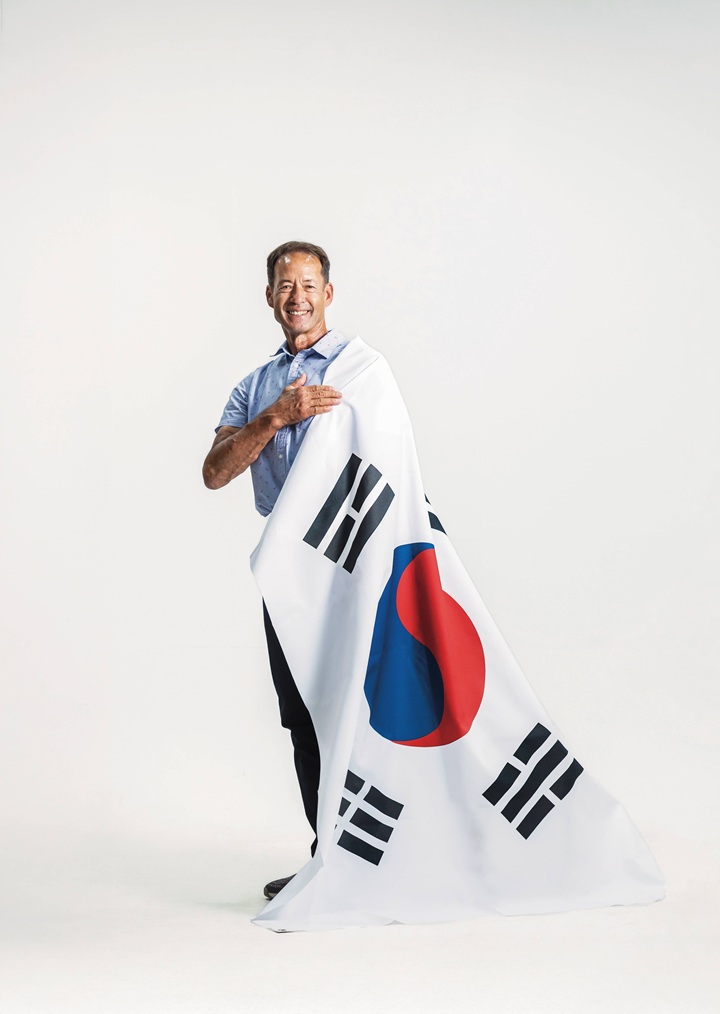글렌 윈켈이 대형 태극기를 어깨에 두르고 환하게 웃고 있다. 사진C영상미디어