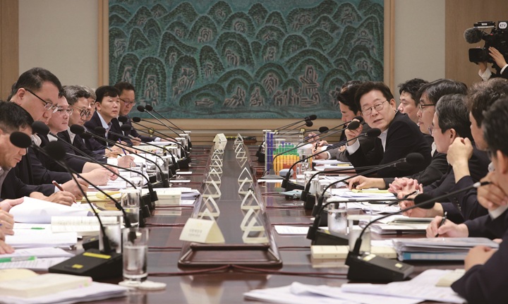 이재명 대통령이 8월 13일 용산 대통령실에서 '나라재정 절약 간담회'를 하고 있다. 사진 뉴시스