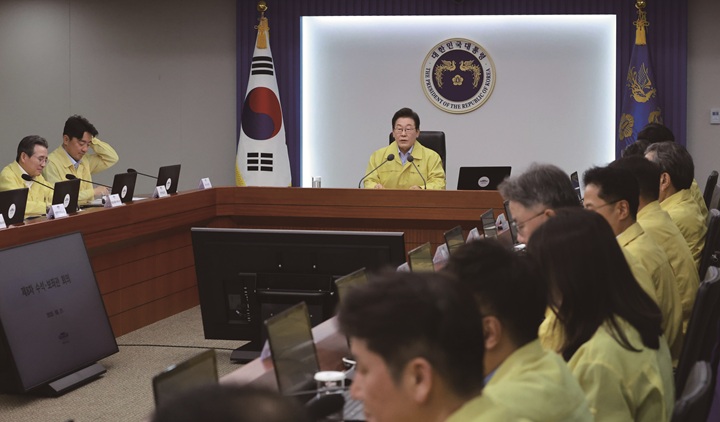 이재명 대통령이 8월 21일 용산 대통령실에서 열린 제8차 수석ㆍ보좌관 회의에서 발언하고 있다. 사진 뉴시스