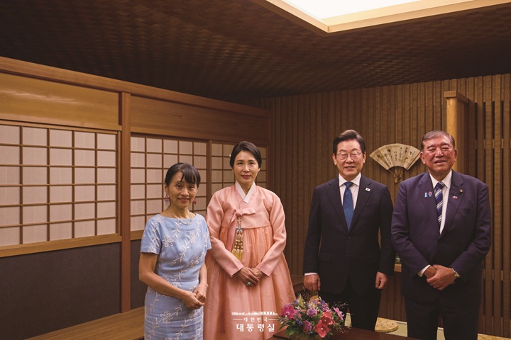 이재명 대통령과 김혜경 여사가 이시바 시게루 일본 총리, 부인 이시바 요시코 여사와 일본 도쿄 총리 관저에서 만찬 후 친교 행사를 가지며 기념촬영을 하고 있다. 사진 대통령실