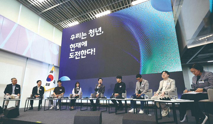 이재명 대통령이 9월 17일 경기 성남시 판교 스타트업 스퀘어에서 열린 '청년 스타트업 상상콘서트'에서 참석자들과 토론을 하고 있다. 사진 뉴시스