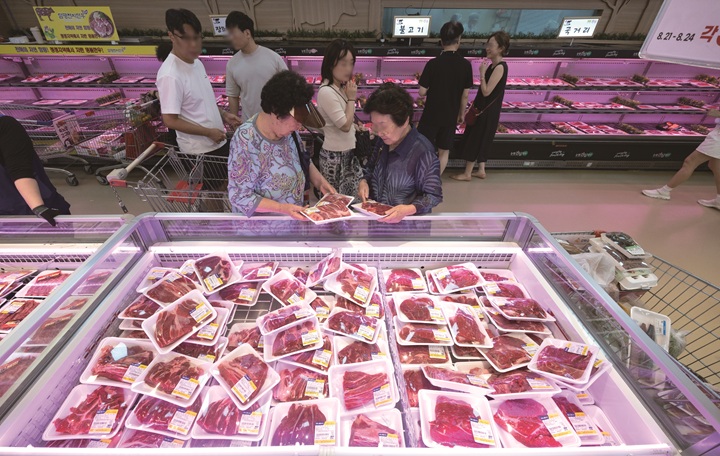 9월 5일까지 한우를 30%~50% 할인된 가격으로 구입할 수 있는 '소(牛)프라이즈 한우 할인행사'가 진행된다. 사진은서울의 한 마트에서 시민들이 한우를 고르고 있는 모습. 사진 뉴시스