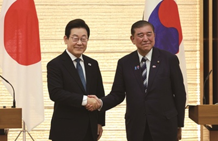 이재명 대통령과 이시바 시게루 일본 총리가 8월 23일 일본 도쿄에서 정상회담을 가진 후 공동언론발표에서 악수를 하고 있다. 사진 뉴시스