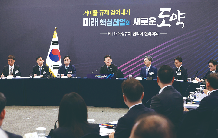 이재명 대통령이 9월 15일 서울 성북구 한국과학기술연구원(KIST)에서 열린 '제1차 핵심규제 합리화 전략회의'에서 발언하고 있다. 사진 뉴시스