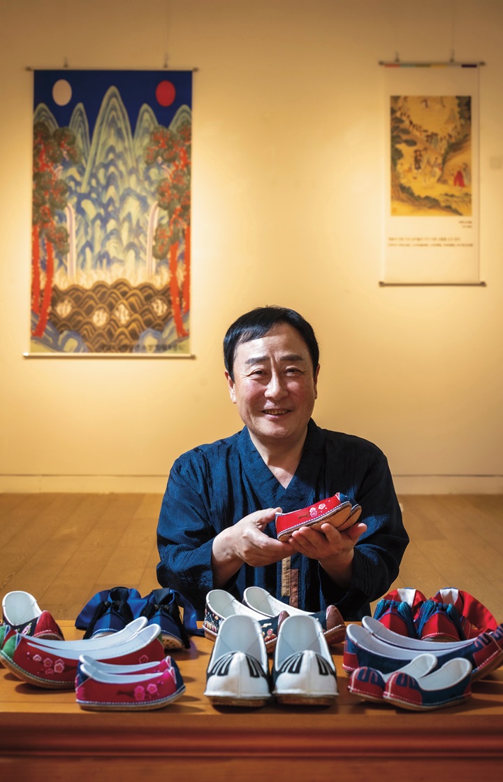 국가무형유산 '화혜장' 보유자 황해봉 선생이 5월 14일 서울 성북구 삼청각에서 직접 제작한 전통 신을 선보이고 있다. 사진C영상미디어