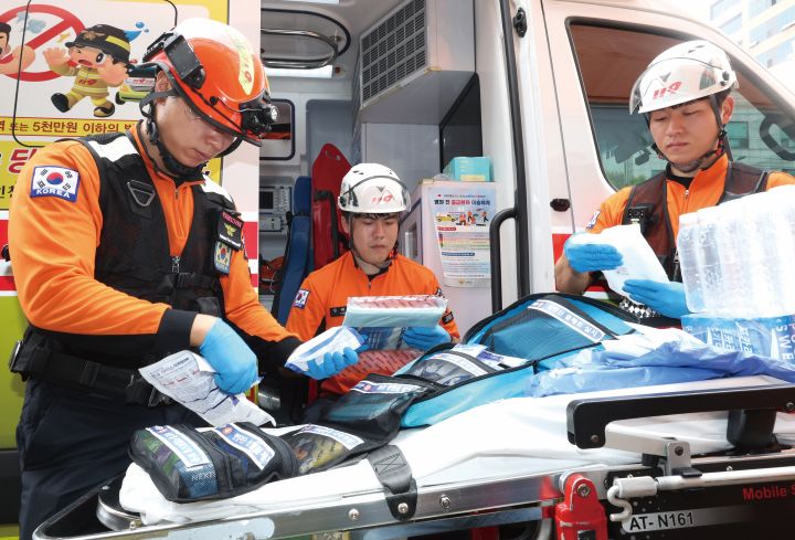 인천 부평구 부평소방서 구급대원들이 온열질환자 발생에 대비해 아이스팩, 생리식염수 등 폭염 물품을 점검하고 있다. 사진 뉴시스