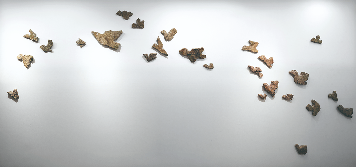 &lsquo;날아가는 새(Flying Birds)&rsquo;, 화강암, 가변 설치, 2025