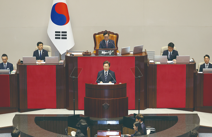 이재명 대통령이 6월 26일 서울 영등포구 국회 본회의장에서 추가경정예산안 시정연설을 하고 있다. 사진 뉴시스
