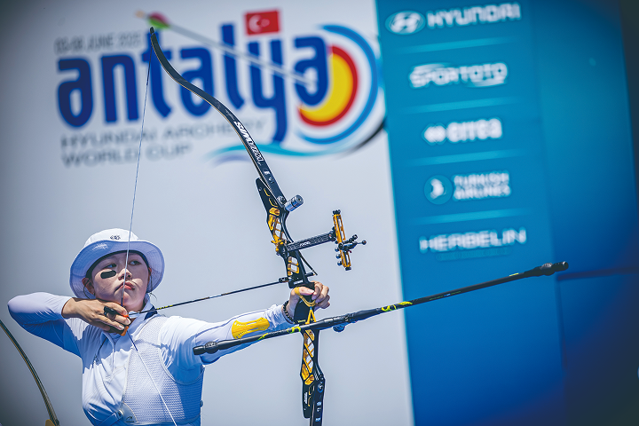 6월 3~8일 튀르키예 안탈리아에서 열린 2025 현대 양궁 월드컵 3차 대회에서 임시현 선수가 활시위를 당기고 있다. 양궁 11점제가 처음 도입된 이 대회에서 그는 여자 개인전, 혼성 단체전 2관왕에 올랐다. 사진 대한양궁협회