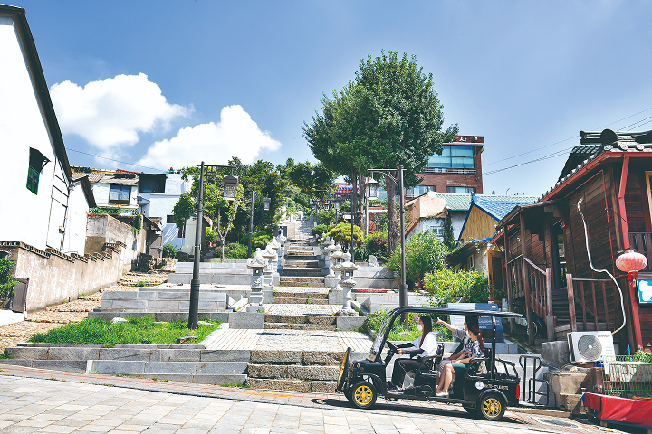 계단 하나를 사이에 두고 한쪽은 청나라, 다른 한쪽은 일본 건축 양식으로 구별되는 '청·일 조계지 경계 계단'