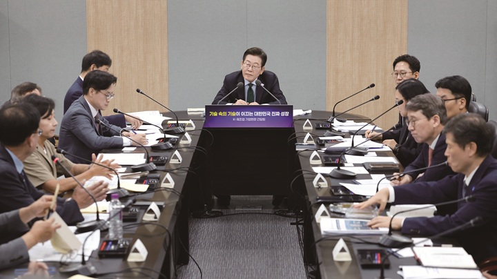 이재명 대통령이 9월 3일 경기 안산시 새솔다이아몬드공업에서 열린 'K-제조업 기업현장 간담회' 에서 발언을 하고 있다. 사진 뉴시스