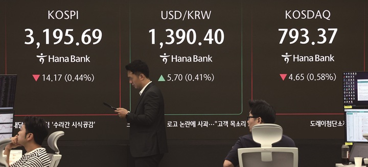 정부가 부동산에 쏠린 자금을 증시로 유도하는'코리아 프리미엄'을 실현하겠다는 구상을 내놨다. 사진은 8월 26일 서울 중구 하나은행 딜링룸의 모습. 사진 뉴시스