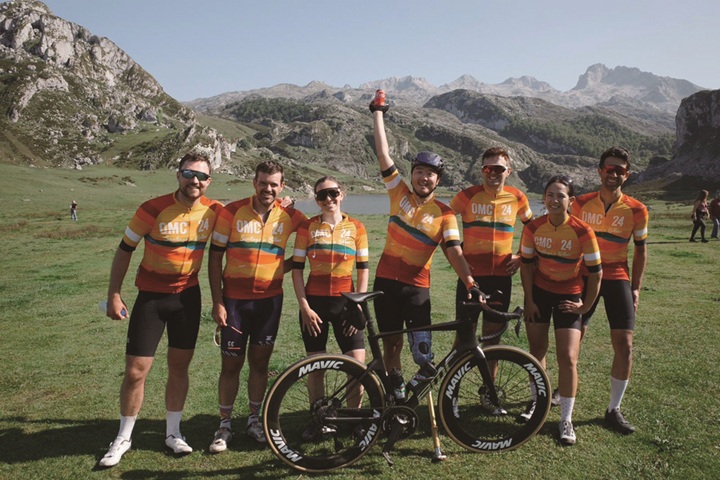 박찬종 선수가 스페인에서 2024 원마일클로저(OMC) 참가자들과 함께 기념 사진을 촬영하고 있다. 사진 박찬종