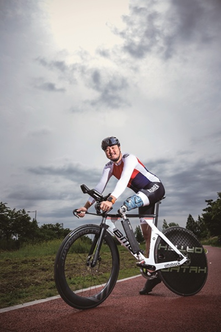 광주광역시 광산구 선운지구 근린공원에서 장애인사이클 국가대표 박찬종 선수가 훈련을 하고 있다.사진 C영상미디어