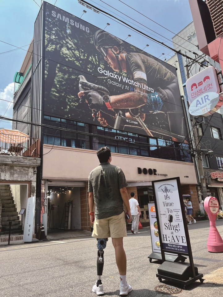 박찬종 선수는 삼성전자 갤럭시 워치 울트라 고아고 모델로도 활약했다. 그가 자신의 모습이 담긴 광고판을 바라보고 있다. 사진 박찬종