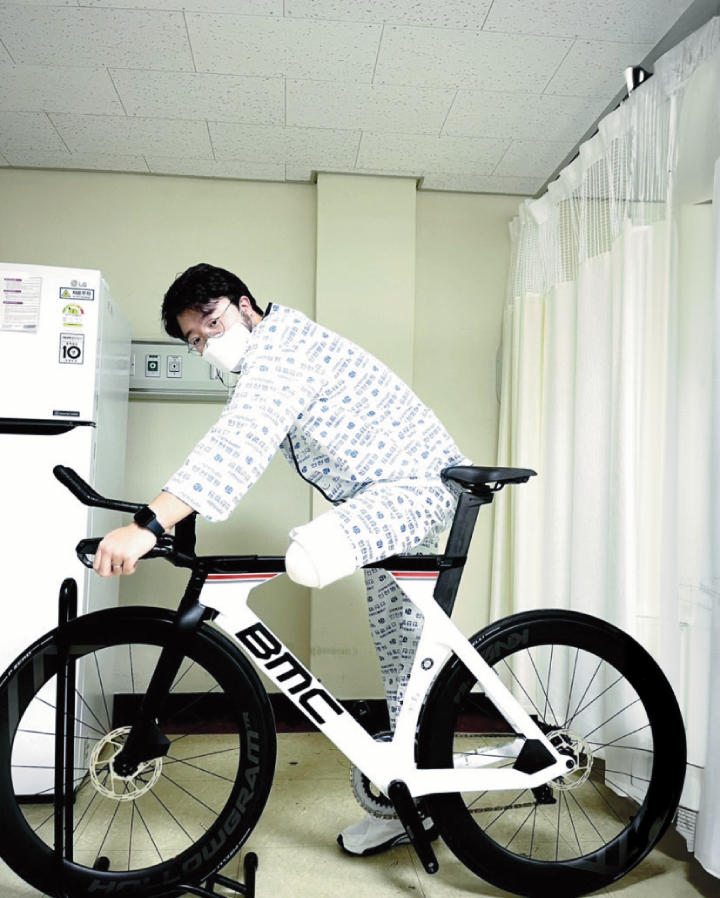 박찬종 선수가 2022년 입원한 병원에서 새로 산 자전거 위에 올라타 포즈를 취하고 있다. 그가 누리소통망(SNS)에 올린 이 사진은 각종 커뮤니티로 퍼져 화제를 모았다. 사진 박찬종
