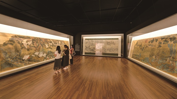 2025년 8월 국립고궁박물관 개관 20주년 특별전 '창덕궁의 근사한 벽화' 전시장을 찾은 관람객들이 벽화를 둘러보고 있다.