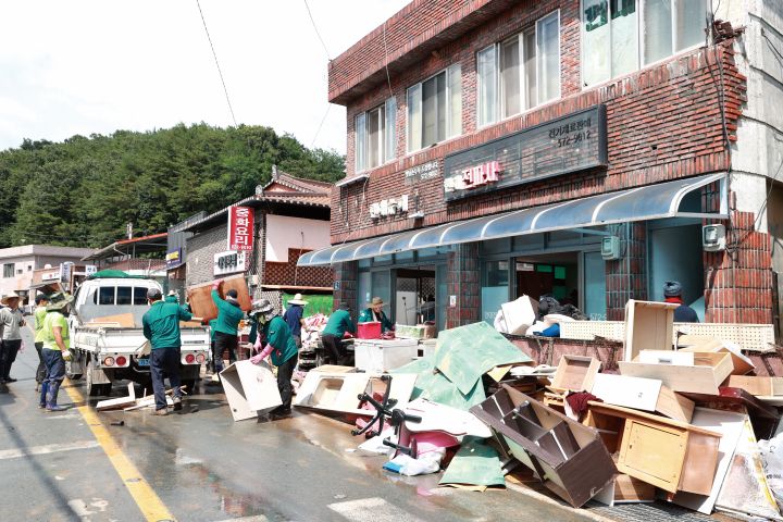 7월 20일 이른 아침 589명이 투입돼 구성마을 침수 복구 작업이 시작됐다.