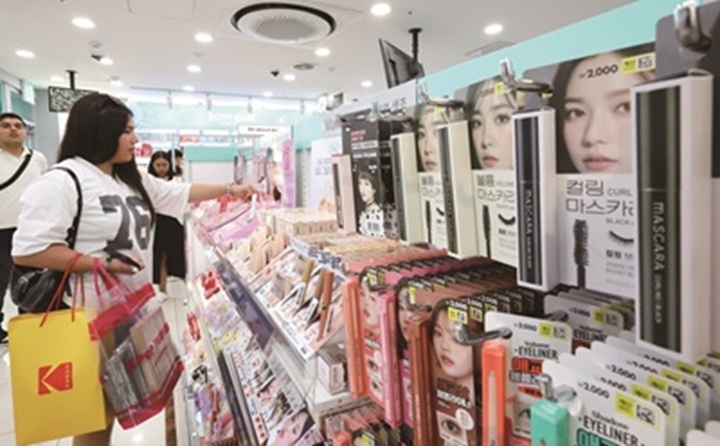 서울 시내 매장을 찾은 외국인 관광객들이 화장품을 살펴보고 있다. 사진 뉴시스