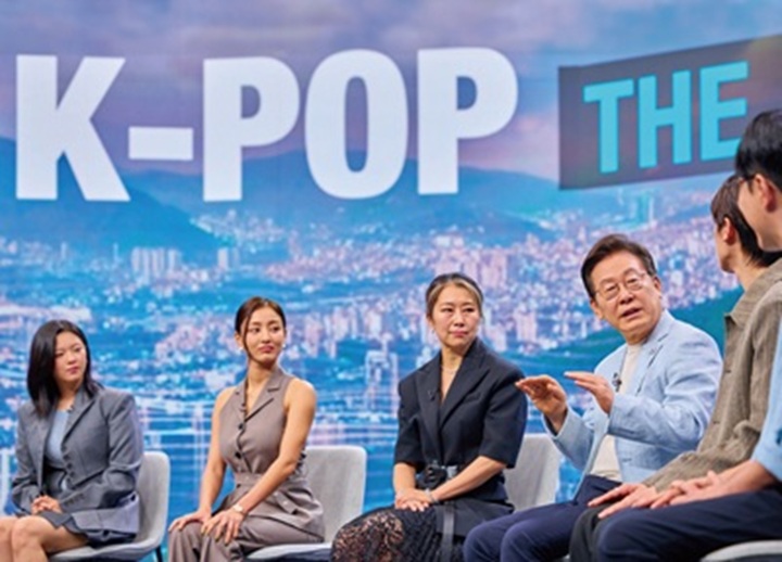 8월 20일 'K-Pop : The Next Chapter'에 출연한 이재명 대통령이 '케이팝 데몬 헌터스' OST를 부른 트와이스 멤버 정연ㆍ지효, 연출자 매기 강 감독과 대화를 나누고 있다. 사진 대통령실