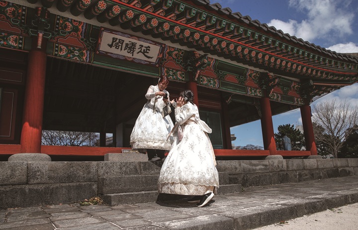 한복을 차려입은 외국인 관광객이 '폭싹 속았수다'에서 애순과 관식의 백일장 장면이 촬영된 제주 관덕정에서 기념사진을 찍고 있다. 사진 뉴시스