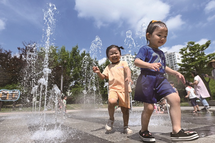 2025년 7월 광주광역시 북구 신용근린공원 바닥분수에서 인근 어린이집 원아들이 뛰어놀고 있다. 사진 뉴시스