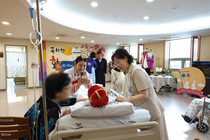 박명희 팀장이 10월 1일 추석을 맞아 열린 호스피스 병동 내 행사에서 한 환자와 이야기를 나누고 있다. 사진 서울성모병원
