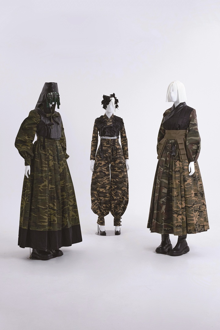 퓨전한목 '전사의 숨결, 오래된 대지'는 군복과 한복의 요소를 결합한 파격으로 2025 한복디자인프로젝트 공모전에서 대상을 받았다. 제공 바주요