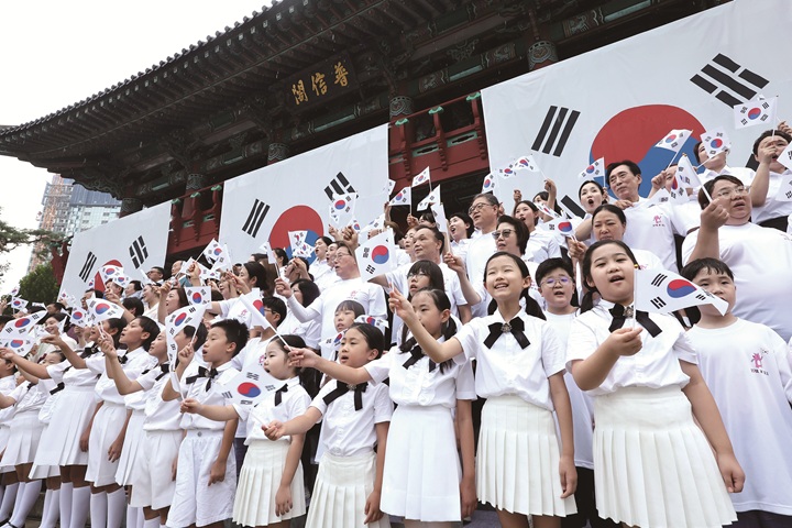 정부가 국정과제로 보훈의 가치를 강조한 가운데 8월 15일 서울 종로구 보신각에서 열린 '제80주년 광복절 기념 타종행사'에서 독립유공자 후손과 어린이 합창단원 등이 광복절 노래를 부르고 있다. 사진 뉴시스