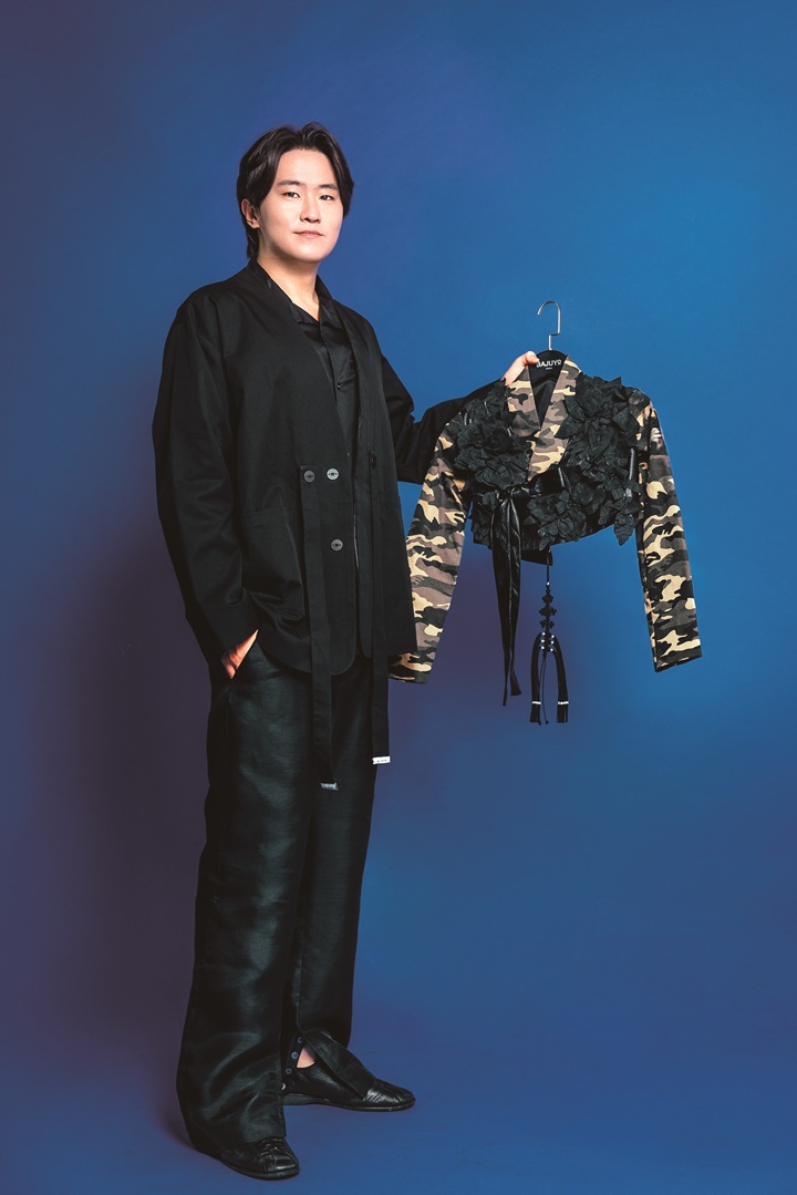 퓨전한복 브랜드 '바주요'박준용 대표가 직접 디자인한 한복재킷을 입고 있다. 사진 C영상미디어