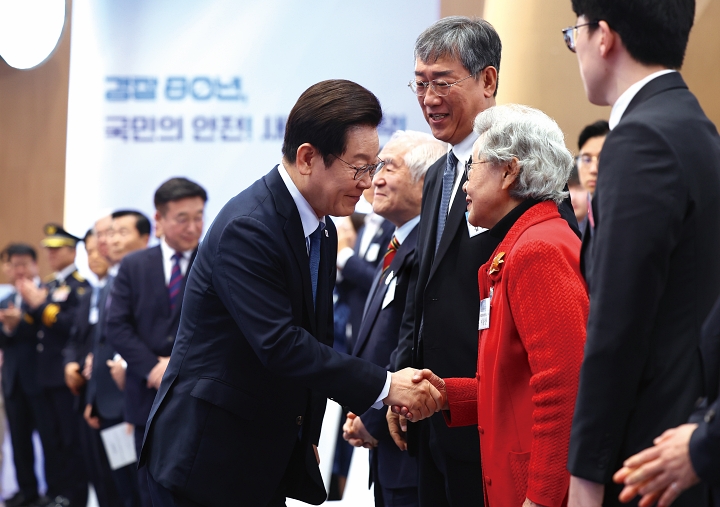 이재명 대통령이 10월 21일 서울 서대문구 경찰청에서 열린 &lsquo;제80주년 경찰의 날 기념식&rsquo;에 입장하며 경찰영웅 유가족과 인사를 하고 있다. 사진 뉴시스