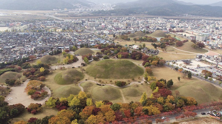 경주 도심 한가운데 위치한 대릉원은 거대한 신라 고분이 모여 있는 진풍경을 보여준다. 사진 경주시청