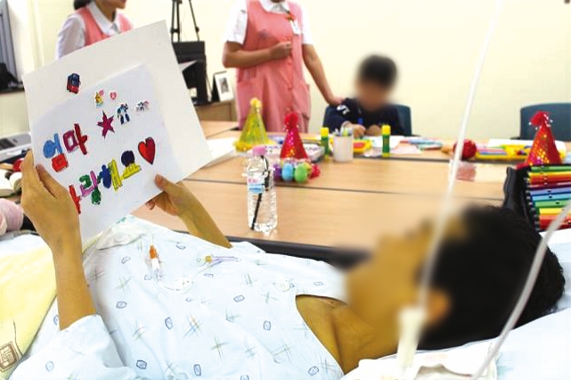 박명희 팀장이 10월 1일 추석을 맞아 열린 호스피스 병동 내 행사에서 한 환자와 이야기를 나누고 있다. 사진 서울성모병원