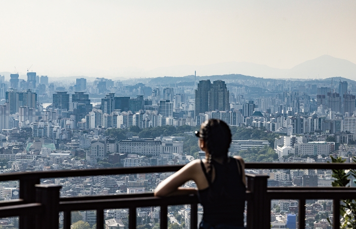 서울 중구 남산에서 바라본 마포구 일대 아파트 단지 모습. 사진 뉴시스