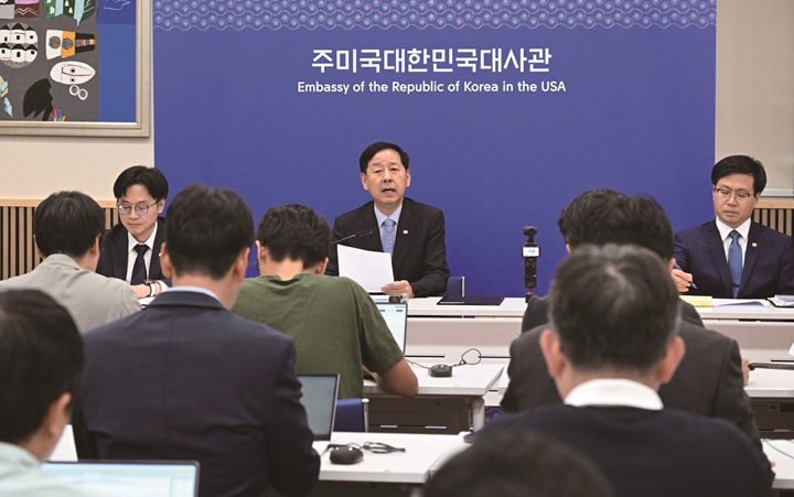 구윤철 부총리 겸 기획재정부 장관이 7월 30일(현지시간) 미국 워싱턴 D.C. 주미대한민국대사관에서 한미 통상협의 결과 브리핑을 하고 있다. 왼쪽부터 김정관 산업통상자원부 장관. 구 부총리, 여한구 산업부 통상교섭본부장. 사진 뉴시스