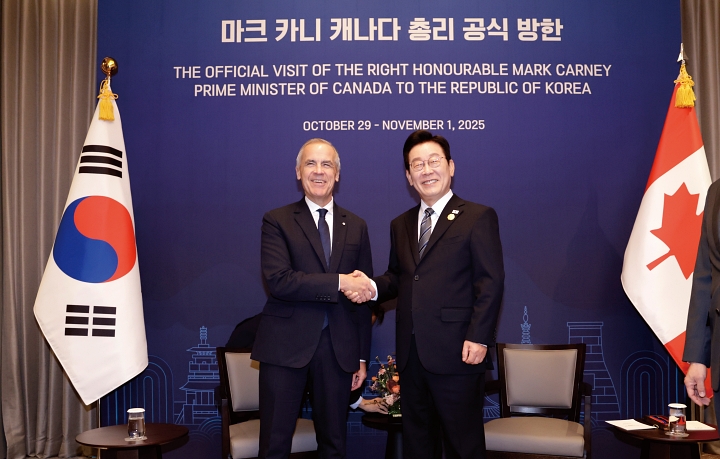 이재명 대통령과 마크 카니 캐나다 총리가 10월 30일 경북 경주시 한 호텔에서 정상회담을 하고 있다. 사진 뉴시스