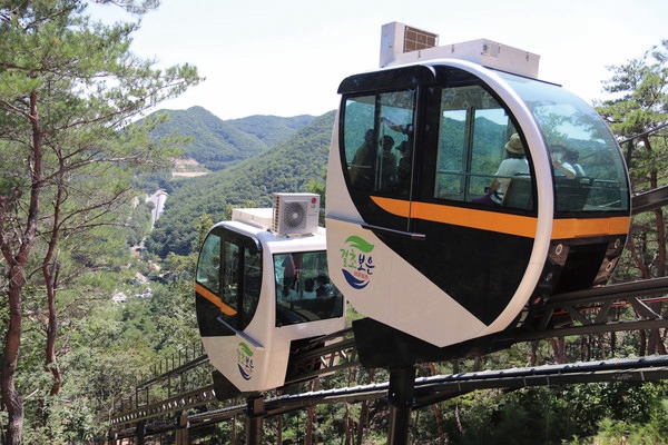 속리산을 색다르게 즐길 수 있는 체험 콘텐츠로 꼽히는 속리산테마파크 모노레일. 사진 보은군청